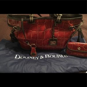 LIKE NEW.. 14x11 LEATHER DOONEY AND BOURKE BAG